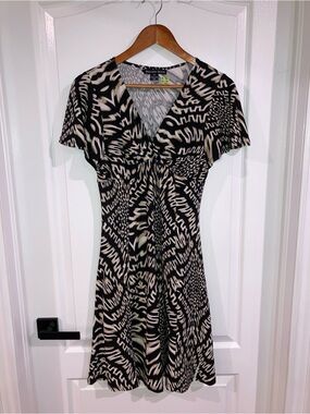 Beechers Brook Black & Cream Printed V-Neck Dress - size M